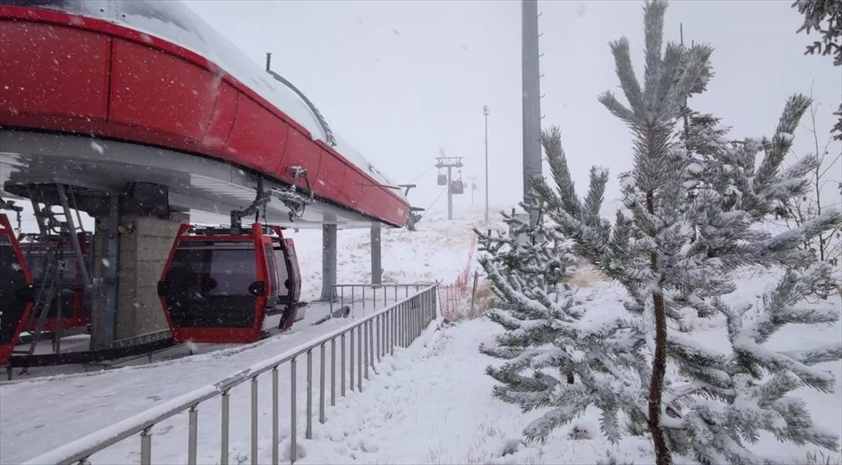 Erciyes Kayak Merkezi'ne kar yağdı