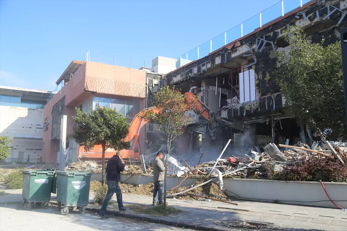 Hatay'da depremlerde hasar alan alışveriş merkezinin yıkımına başlandı