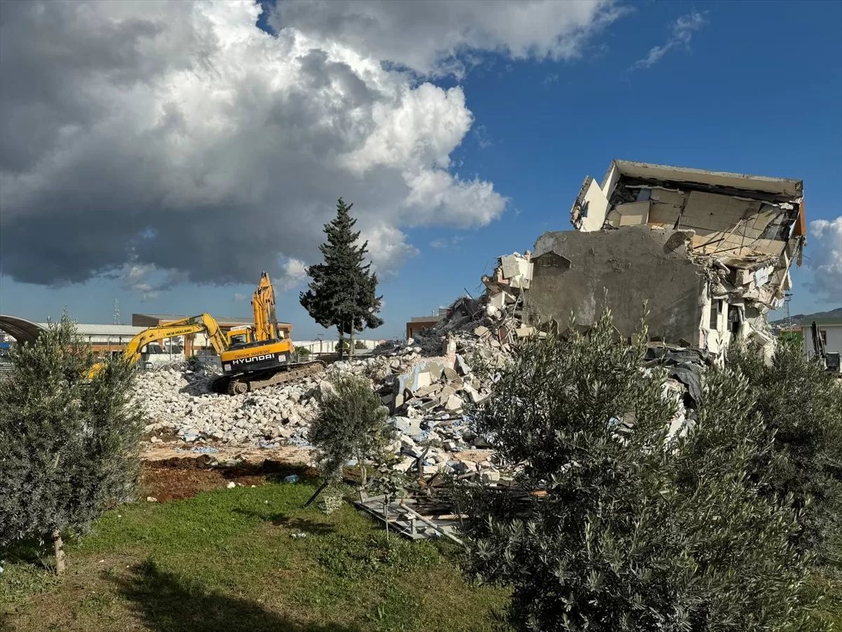 Hatay'da depremlerde hasar alan Karayolları 53. Şubesi Şefliği binası kontrollü yıkıldı