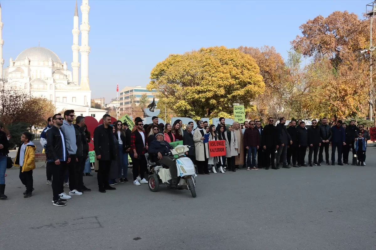 Iğdır'da özel eğitim öğretmenleri “Aynı bahçenin farklı çiçekleriyiz” temalı yürüyüş düzenledi