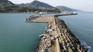 KASTAMONU (AA) – Kastamonu'nun İnebolu ilçesinde etkili olan fırtınanın etkisiyle