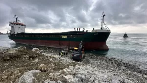 KASTAMONU (AA) – Kastamonu'nun İnebolu ilçesinde fırtına nedeniyle sürüklenerek karaya