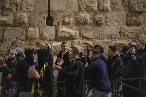 - "Tapınak grupları" adı verilen çeşitli fanatik Yahudi gruplar, Yahudilerce