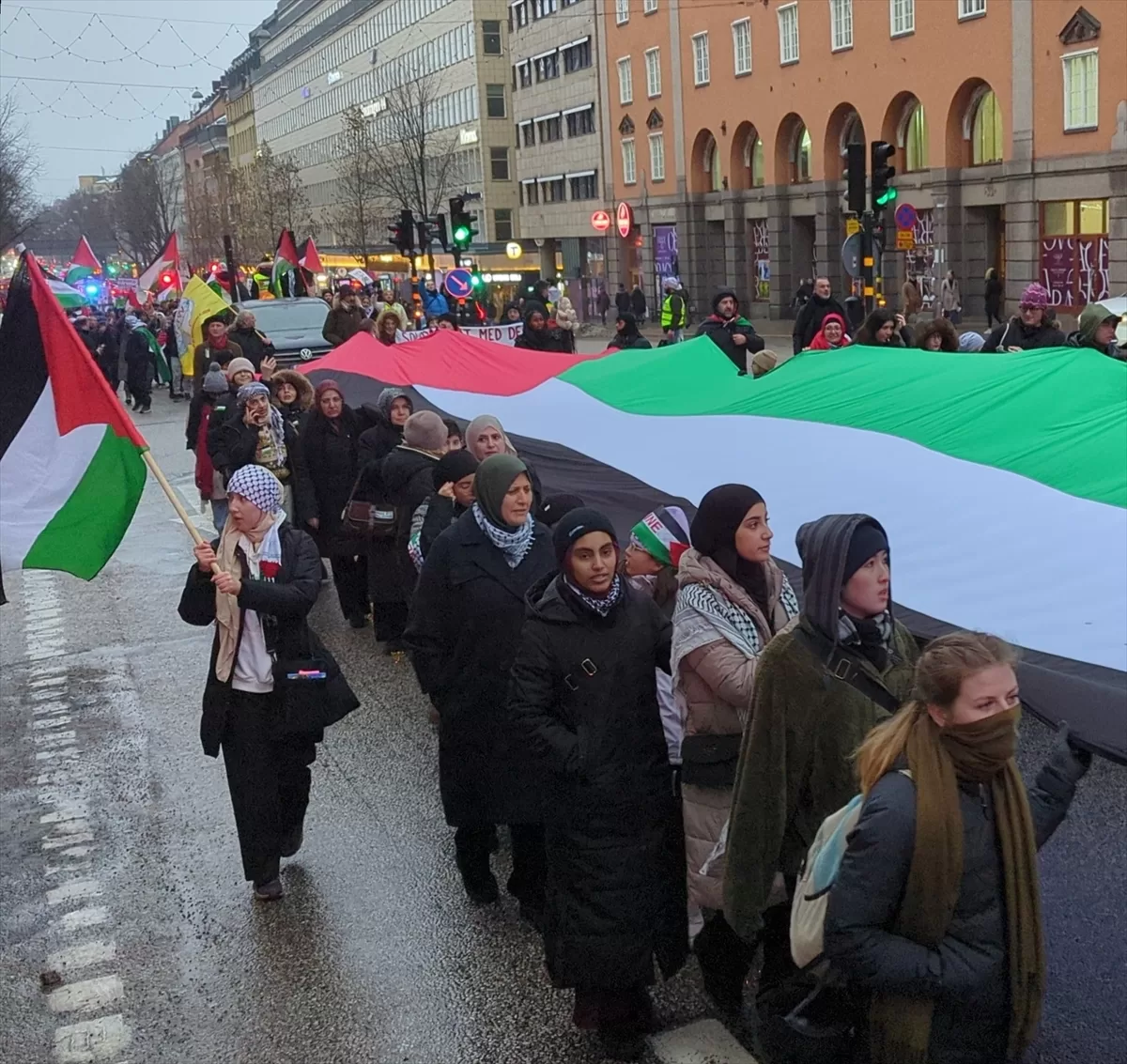 İsrail'in Gazze'ye yönelik saldırıları İsveç'te protesto edildi