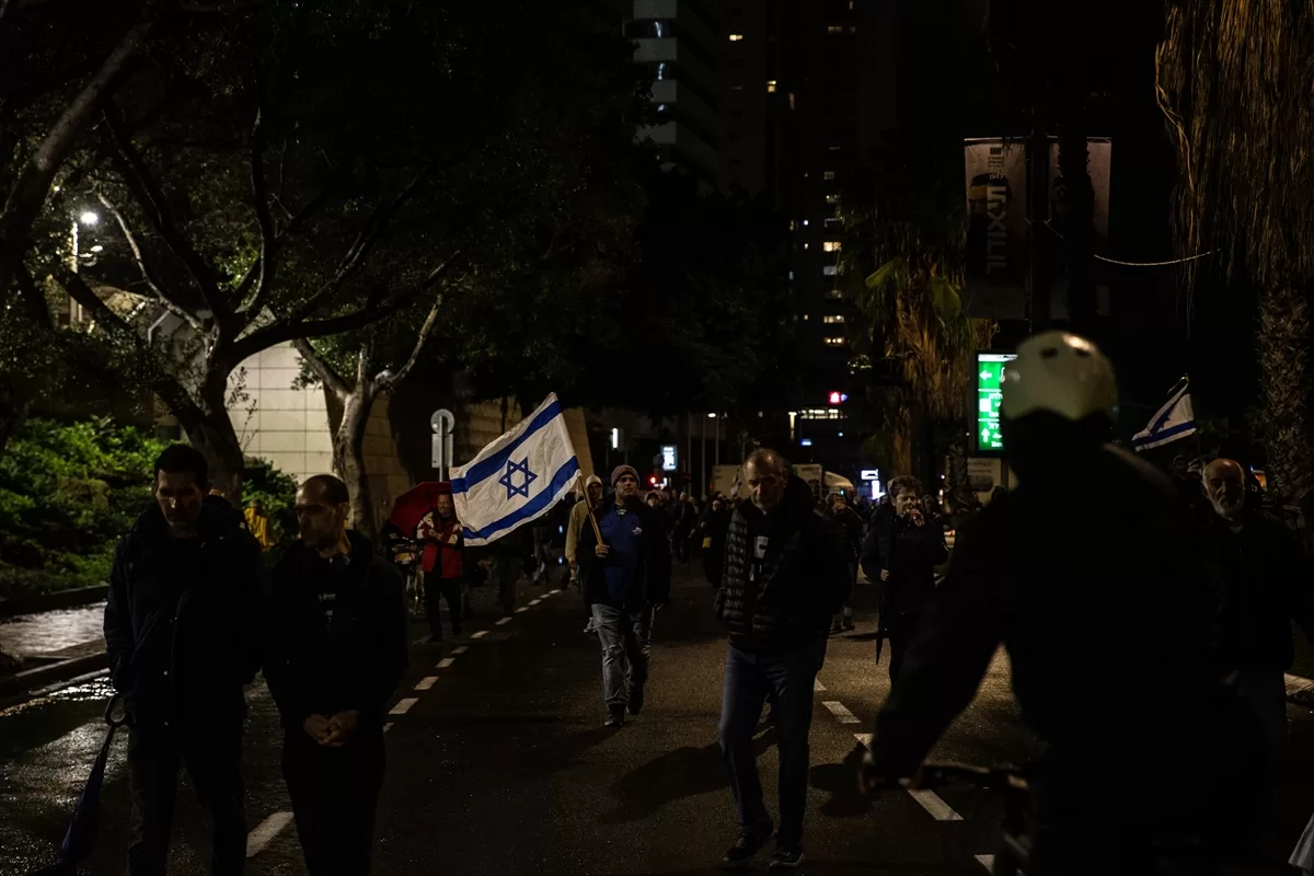 İsrailli esirlerin yakınları “esir takası anlaşması” talebiyle Tel Aviv'de gösteri düzenledi