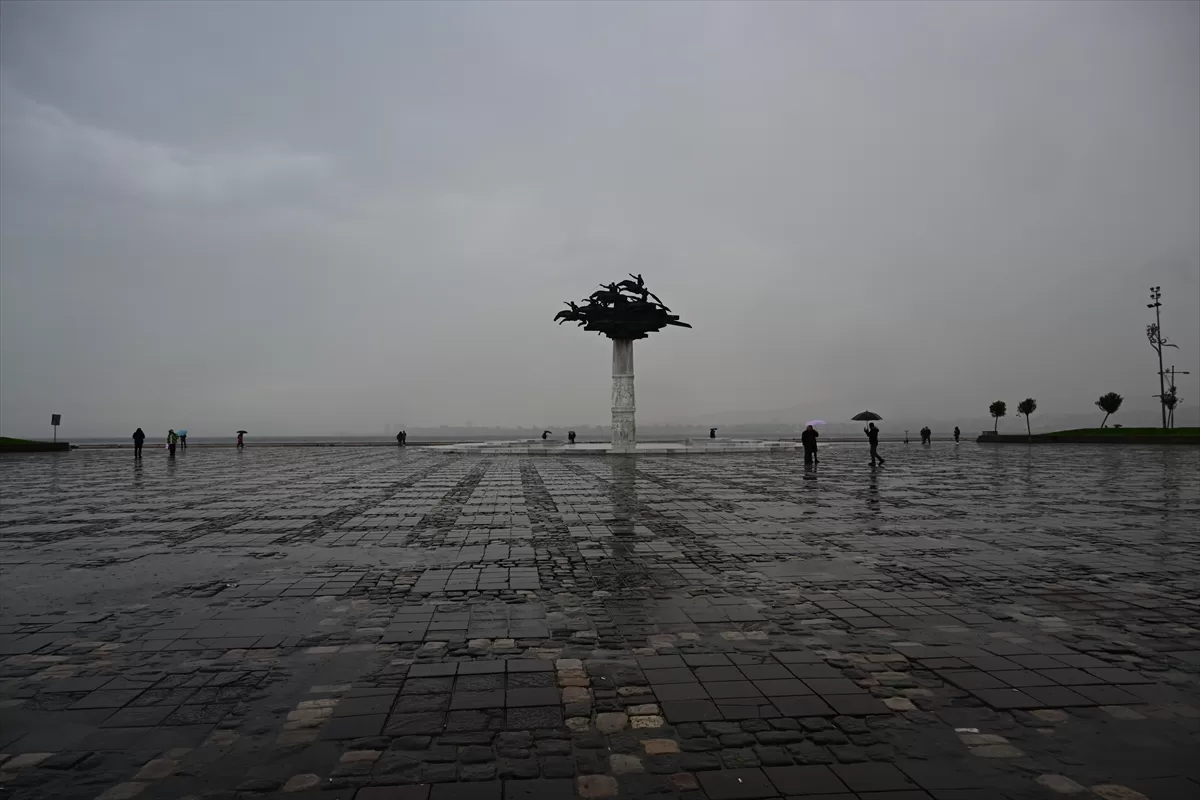 İzmir'de sağanak ve kuvvetli rüzgar hayatı olumsuz etkiliyor