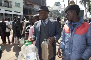 YAOUNDE (AA) – Kamerun’da benzin kıtlığı nedeniyle akaryakıt istasyonlarının önünde