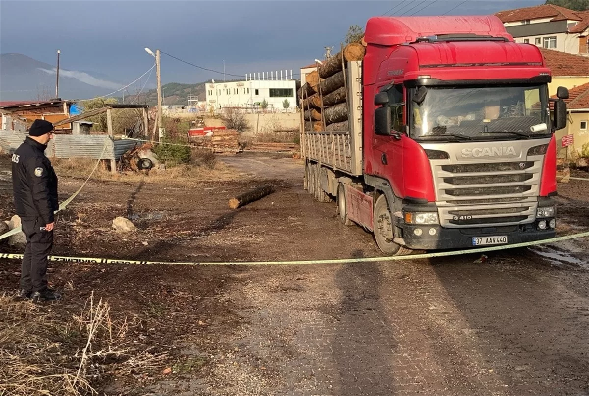 Karabük'te üzerine tomruk düşen kamyon sürücüsü öldü