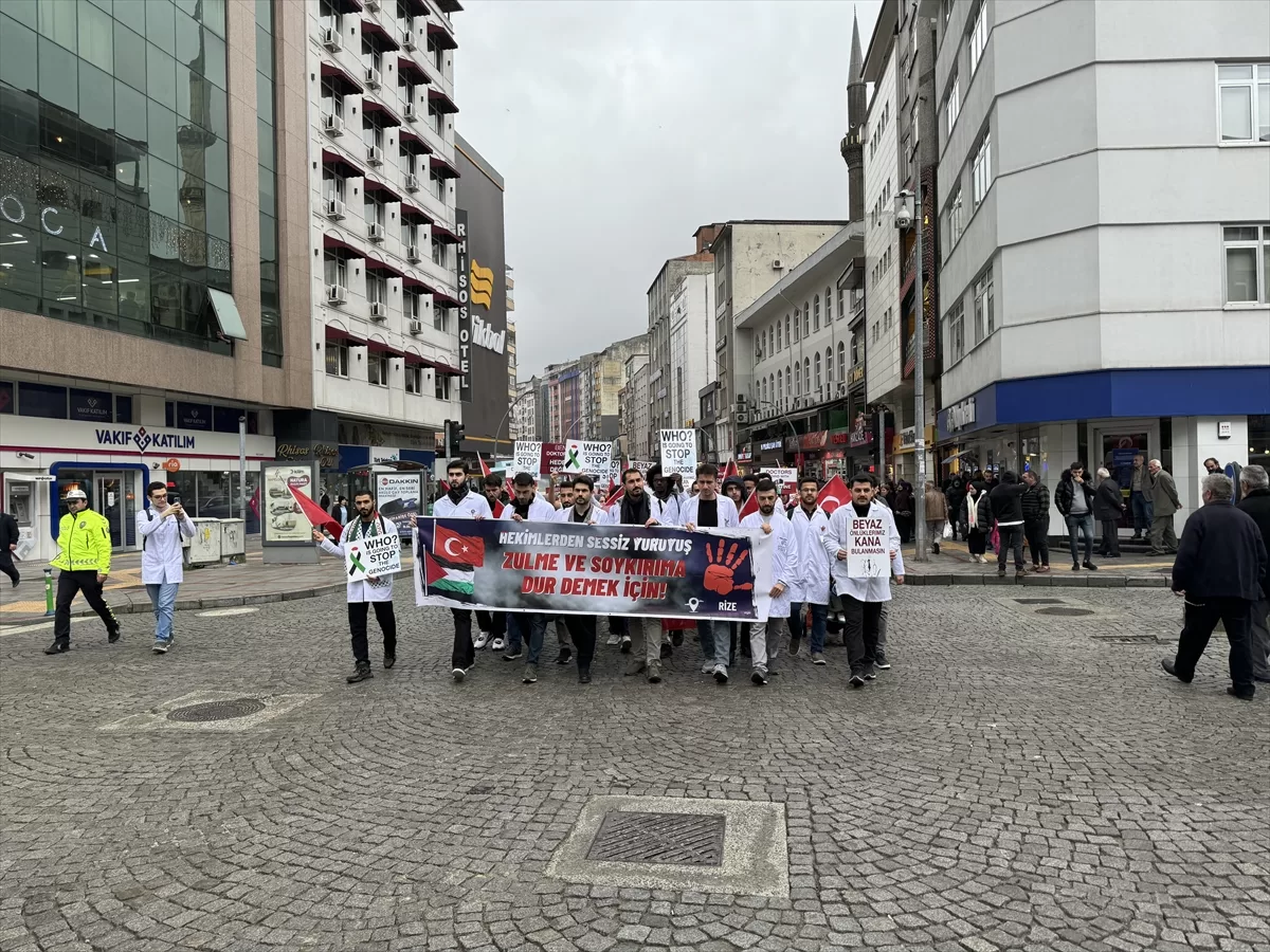Karadeniz'de 3 ilde doktorlar “sessiz yürüyüş” ile İsrail'i protesto etti