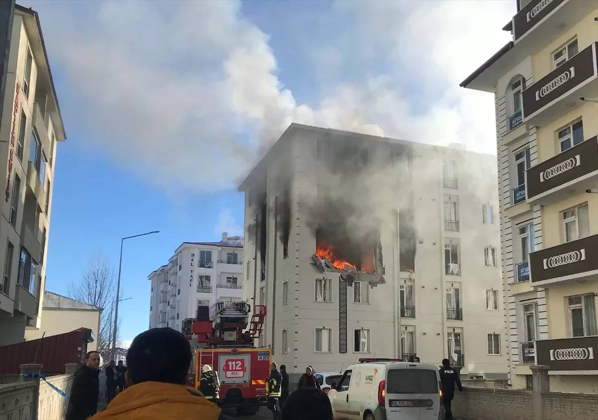 GÜNCELLEME – Kars'ta bir binada meydana gelen patlamada 3 kişi yaralandı