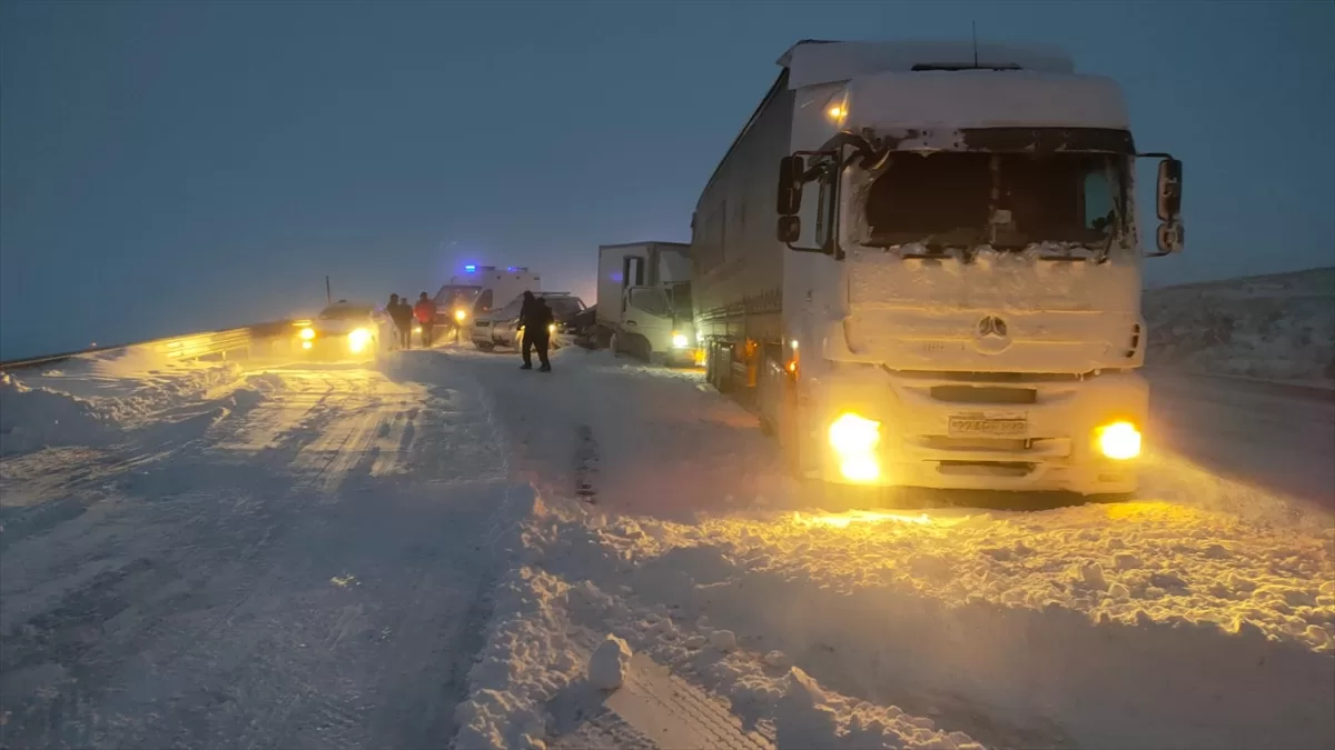 Kars'ta zincirleme trafik kazasında 4 kişi yaralandı