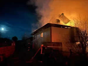 KASTAMONU (AA) – Kastamonu'nun Taşköprü ilçesinde çıkan yangında 2 katlı