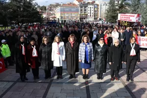 - Kadın dernekleri üyeleri ve vatandaşlar önlerinde kağnı, ellerinde Türk