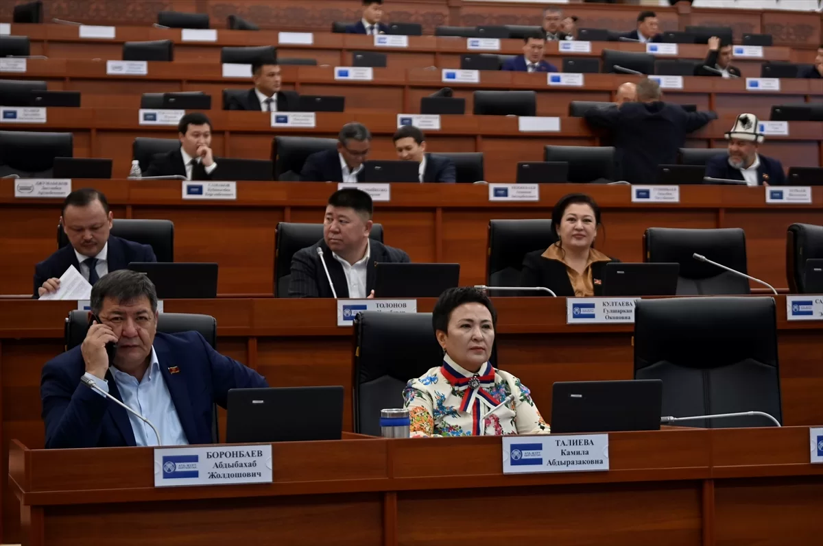 Kırgızistan Meclisi'nde ülke bayrağında değişiklik öngören tasarı yasalaştı