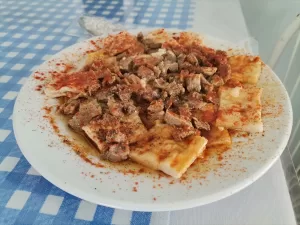 MANİSA (AA) – Manisa'nın Kırkağaç ilçesinin geleneksel yemeklerinden "Kırkağaç çakal