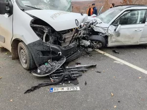 KIRKLARELİ (AA) – Kırklareli'nin Pınarhisar ilçesinde yolcu minibüsü ile otomobilin