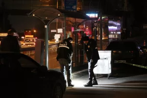 KOCAELİ (AA) – Kocaeli'nin İzmit ilçesinde, sokakta bıçakla yaralanmış halde