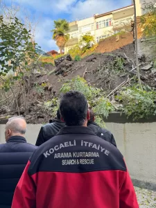 KOCAELİ (AA) – Kocaeli'nin İzmit ilçesinde istinat duvarının çökmesi sonucu