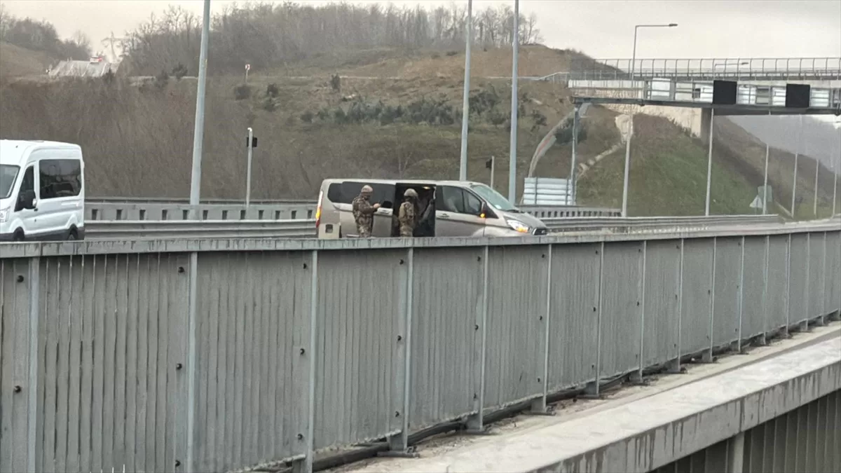 Kocaeli'de otoyolda bir tır sürücüsünün rehin alındığı ihbarı ekipleri harekete geçirdi