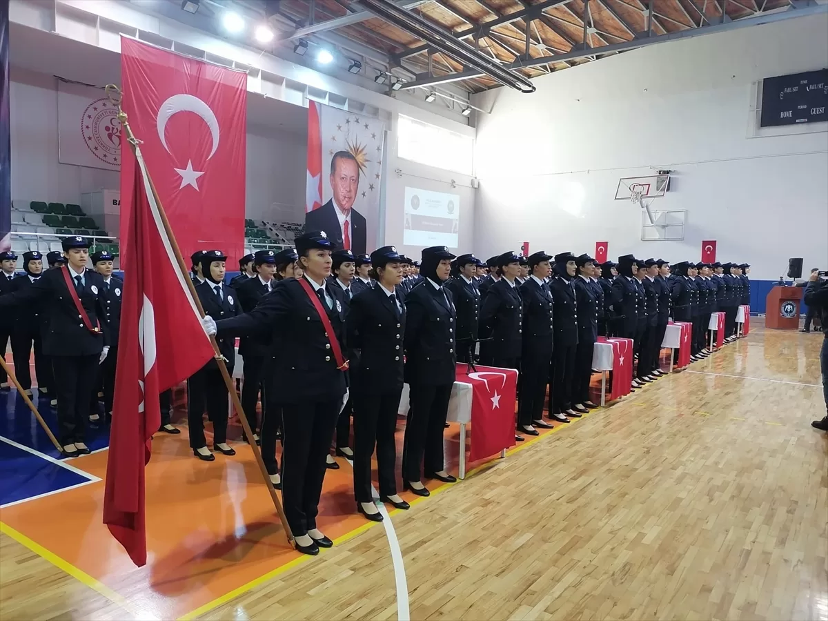 Konya ve Karaman'da eğitimlerini tamamlayan polis adayları için tören düzenlendi