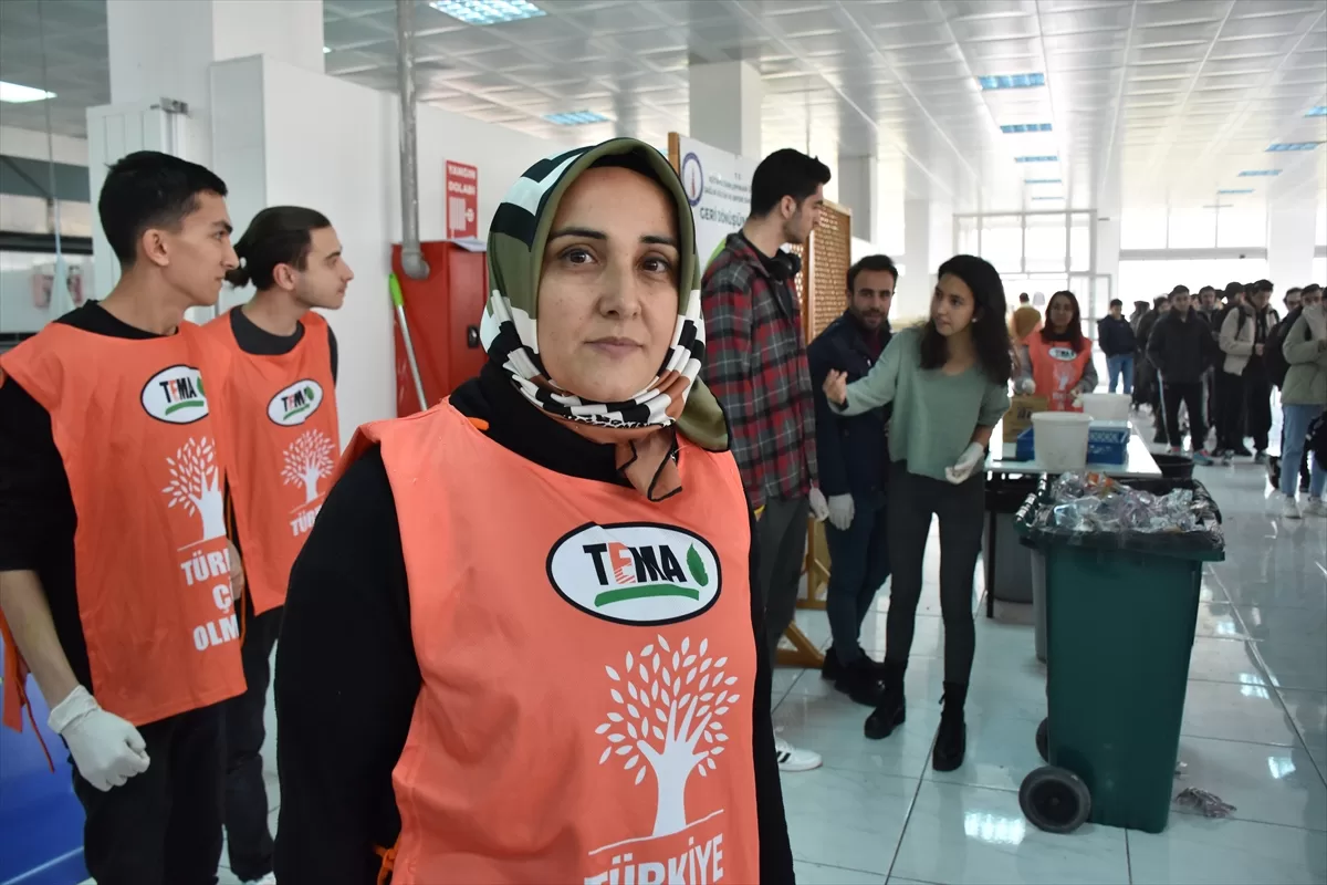 Kütahya'da üniversite öğrencileri yemekhanelerdeki atıkları ayrıştırarak geri dönüşüme katkı sağlıyor