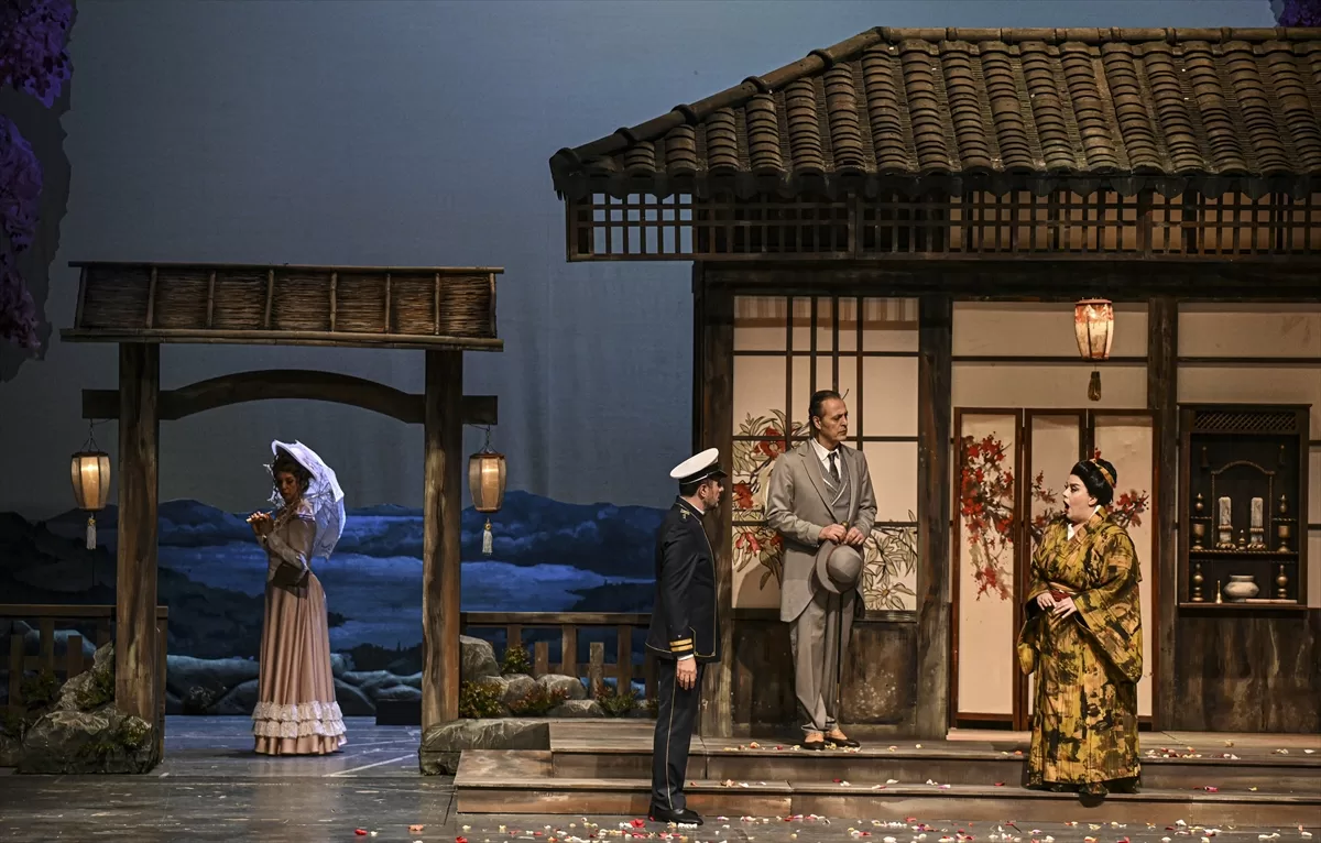 Madama Butterfly operası, prömiyer öncesi sanatsever öğrenciler için perdelerini açtı