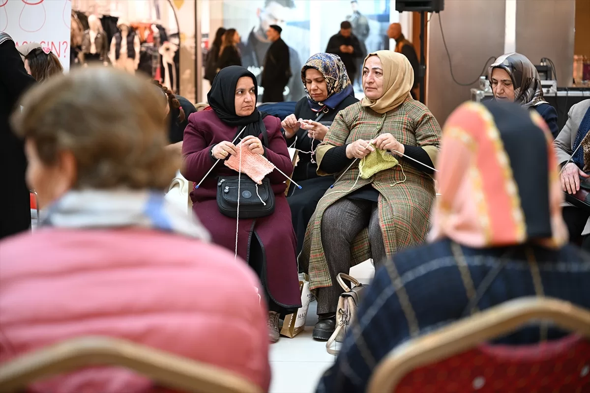 Malatyalı kadınlar depremzedeler için battaniye örüyor