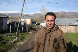 MUŞ (AA) – İBRAHİM YALDIZ – Muş'un Varto ilçesinde köpeklerin