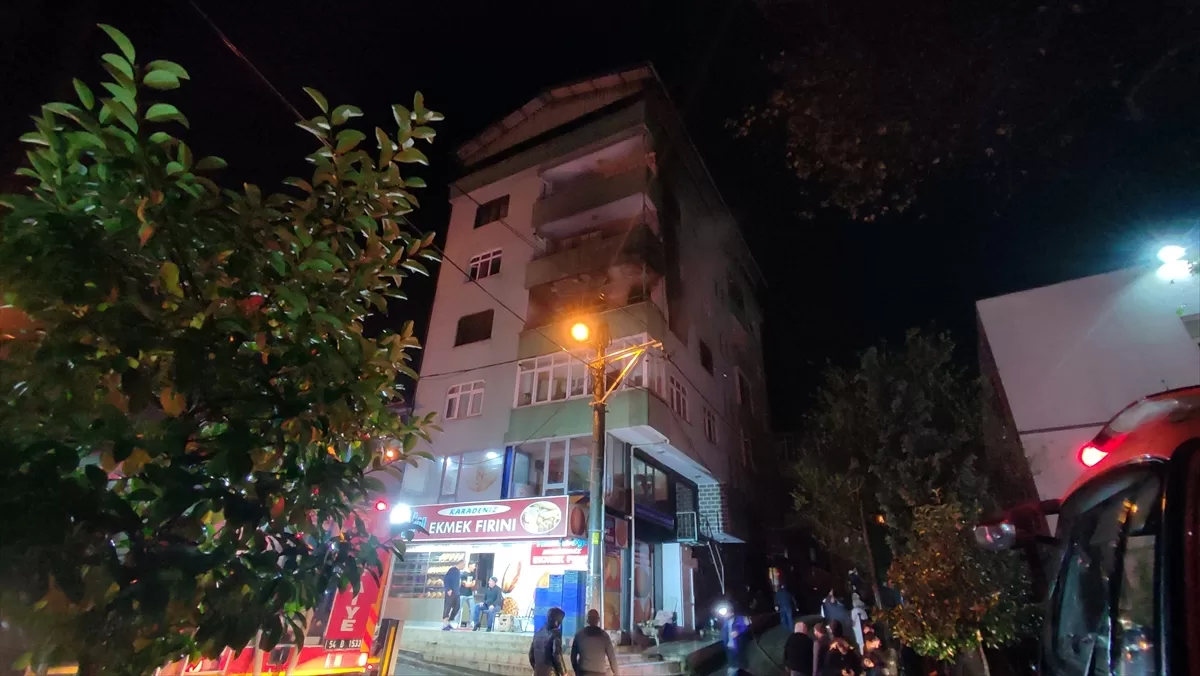 Sakarya'da 5 katlı binanın 3. katında çıkan yangın söndürüldü