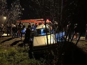 SAKARYA (AA) – Sakarya'nın Akyazı ilçesinde otomobilin direğe çarpması sonucu