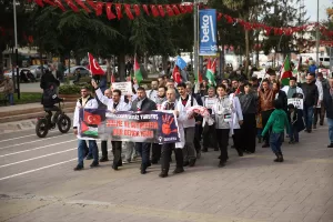 SAKARYA (AA) – Sakarya'da hekimler ve sağlık çalışanları, İsrail'in Gazze'ye