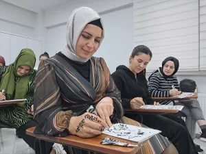 SAKARYA (AA) – Sakarya'nın Adapazarı ilçesinde açılan kursta Hint kınası