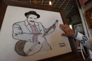 MUĞLA (AA) – Muğla'nın Bodrum ilçesinde yaşayan sanatçı Tuncay Yurtsever,