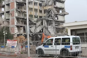 - Kahramanmaraş merkezli depremlerden etkilenen Şanlıurfa'da, ağır hasarlı 7 bin