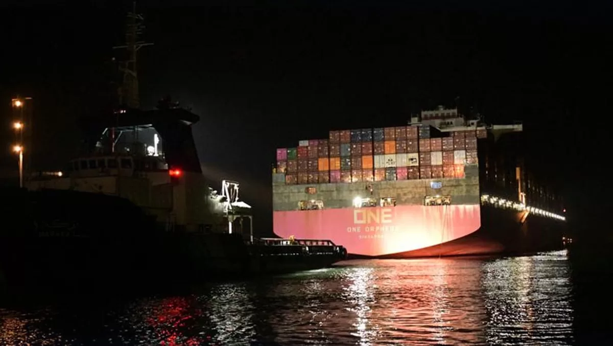 Süveyş Kanalı'nda bir konteyner gemisi köprüye çarptı
