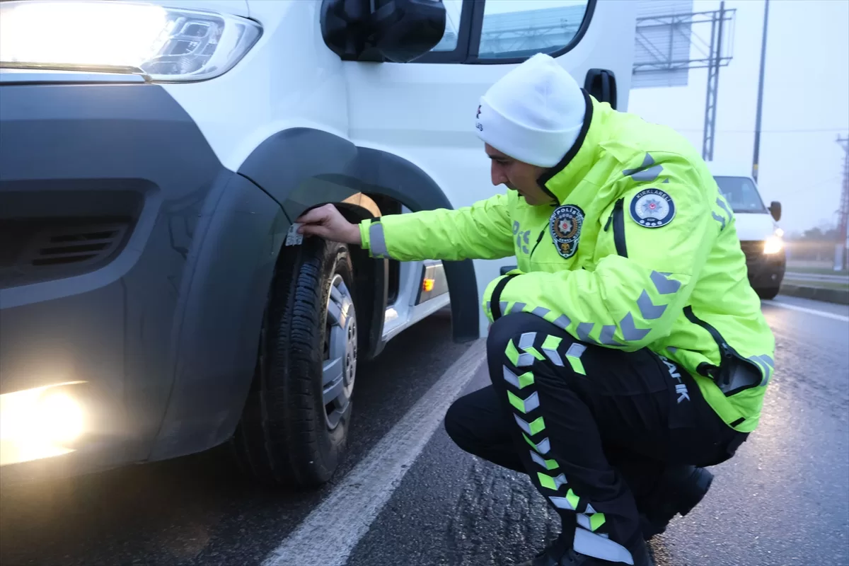 Trakya'da trafik ekipleri ticari araçlarda “zorunlu kış lastiği” denetimi yaptı