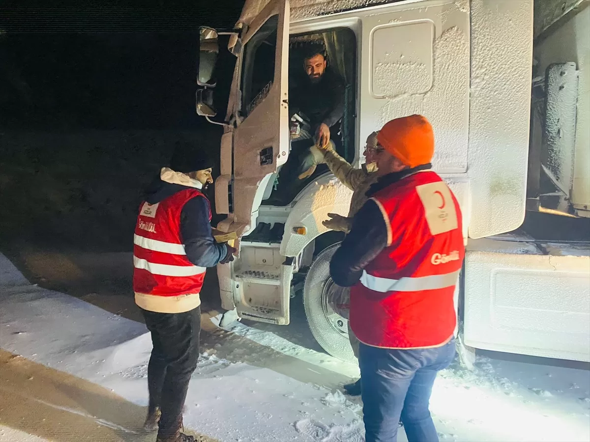 Türk Kızılay gönüllüleri, Tendürek Geçidi'nde mahsur kalan sürücülere ikramda bulundu