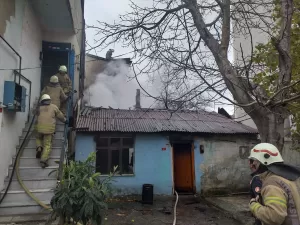İSTANBUL (AA) – Ümraniye'de eşiyle tartışan kişi yaşadıkları evi ateşe