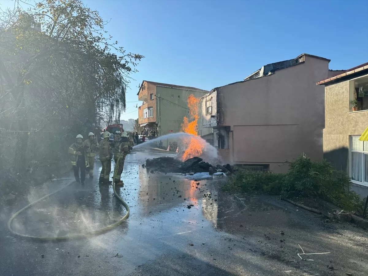 Üsküdar'da yol çalışmasında doğal gaz borusu patladı