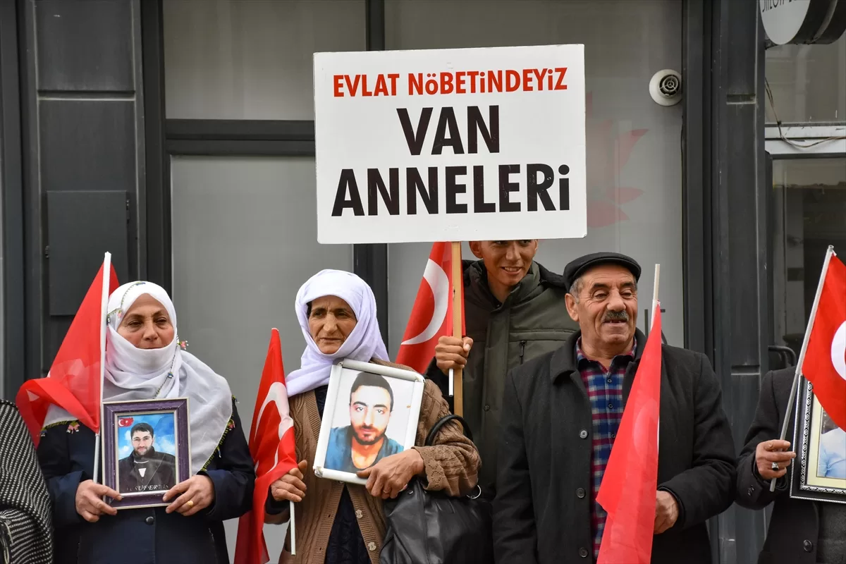 Van'da ailelerin HDP İl Başkanlığı önündeki eylemine bir aile daha katıldı
