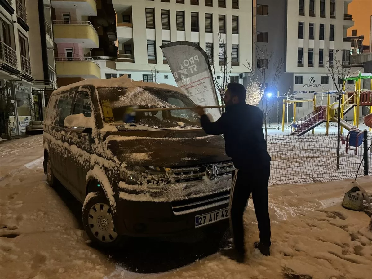 Van'da kent merkezi ve bazı ilçeler kar yağışıyla beyaza büründü