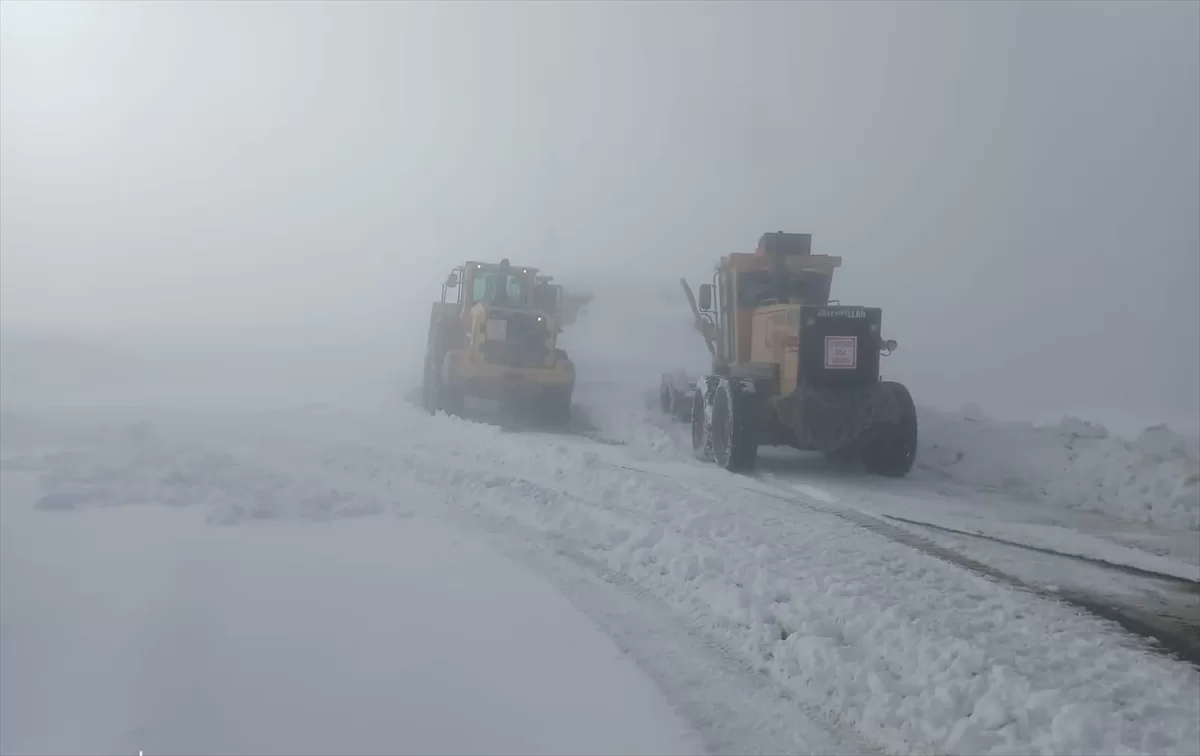 Yüksekova'da iki üs bölgesinin kardan kapanan yolu açılmaya çalışılıyor