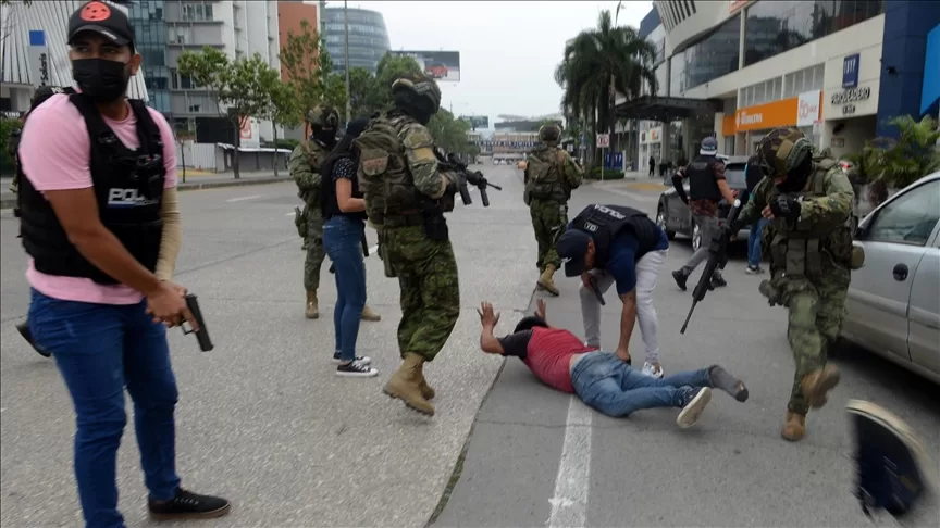 Ekvador’da silahlı grup, canlı yayın sırasında stüdyoyu bastı