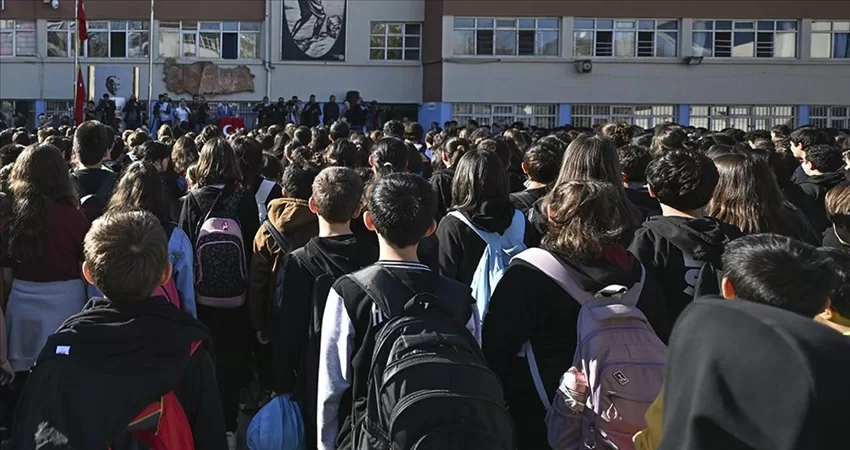 Pazartesi günü tüm okullarda şehitler için saygı duruşunda bulunulacak