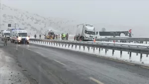 KARS (AA) – Kars’ta iki otobüs ile bir kamyonun karıştığı