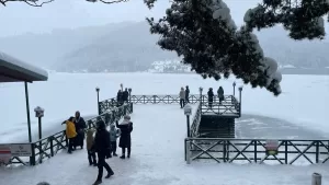 - Abant Gölü'nün bir kısmı buz tuttu