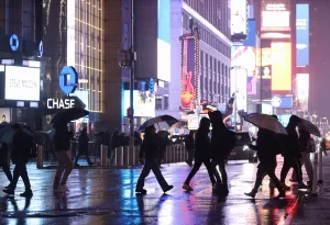 NEW YORK (AA) – ABD'nin doğusunda, fırtına hayatı olumsuz etkilerken,