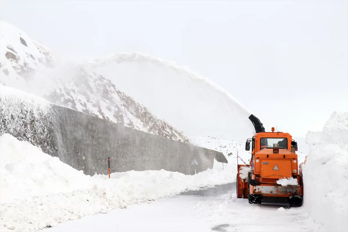 Ağrı'da ekipler yolları açık tutmak için 2 bin rakımda karla mücadele ediyor