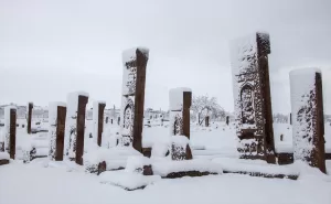 BİTLİS (AA) – Bitlis'in Ahlat ilçesinde etkili olan kar, tarihi