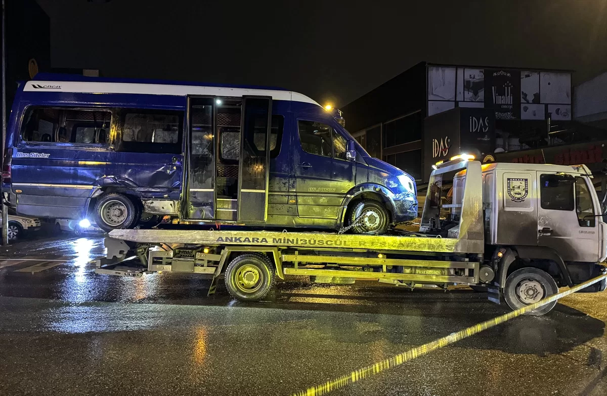 Ankara'da otomobille minibüsün çarpışması sonucu 11 kişi yaralandı